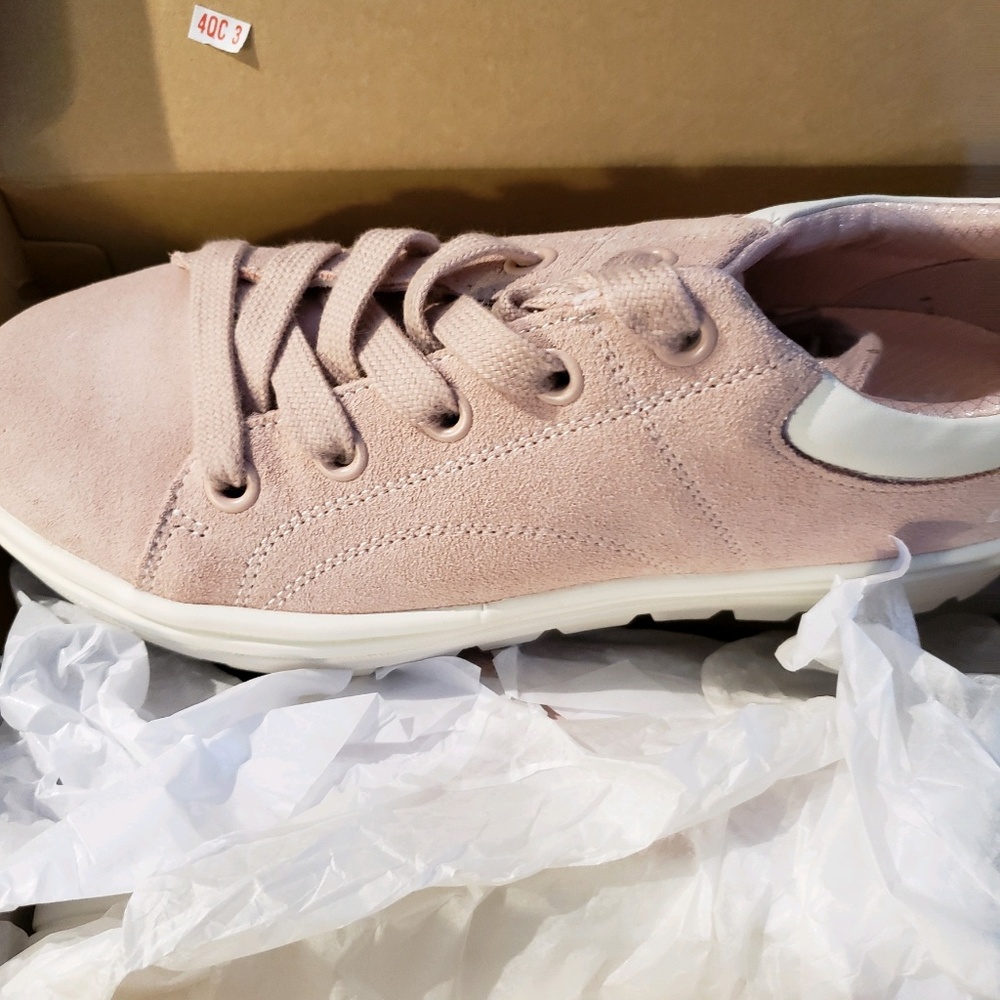 NWT SKETCHERS STREET L.A. - FREE GIFT WITH PURCH